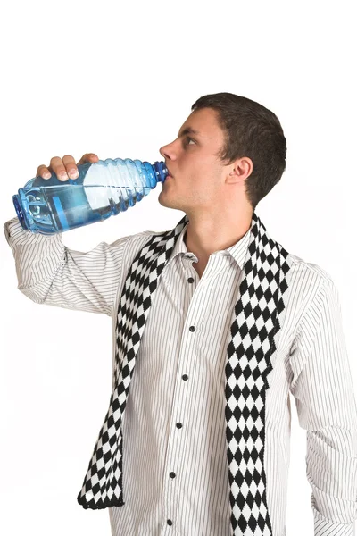 Adam beyaz çizgili gömlek ve eşarp elinde şişe su ile. — Stok fotoğraf
