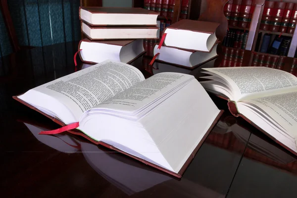 Юридичні книги на столі Стокова Картинка