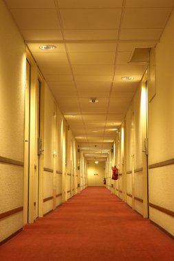 kırmızı halı otel koridor