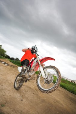 genç adam hile yapıyor ve kirli elde onun dirtbike etrafında sürme