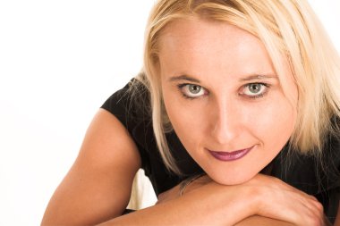 siyah bir gömlek giymiş sarışın kadın.