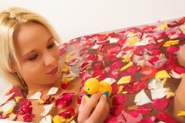 bir banyoda çıplak kadın.