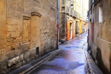 aix-en-provence, Fransa ıssız bir sokakta.