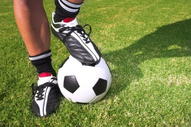tek ayak üstünde bir futbol topu ile erkek futbol (futbol) oyuncu, hakem veya antrenör ayakta.