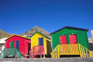 vestuarios multicolores en la playa en la esquina de los surfistas, muizenberg, Sudáfrica