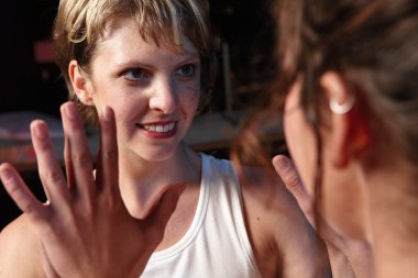 iki beyaz erkek freestyle hip-hop dansçı bir grup