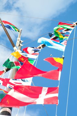 çeşitli ülkelerin birlikte bir sinyal direği gemi üzerinde görüntülenen çeşitli bayraklar