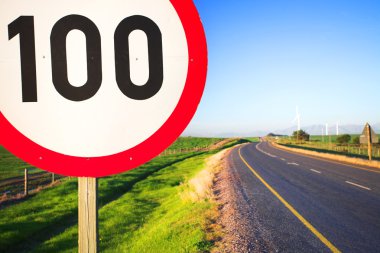 uyarı işareti veya maksimum hız sınırı gün güneşli yaz boş bir yol yanında yol işareti.