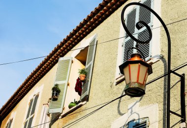 Panjurlar windows ve sokak lambası Antibes, Fransa ile bina.