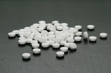 bir avuç hap izole gri bir arka plan üzerinde