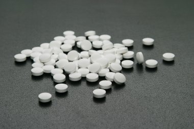 bir avuç hap izole gri bir arka plan üzerinde