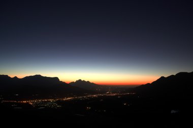 franschhoek ve şarap çiftlikleri yakın küçük bir kasaba üzerinden günbatımı.