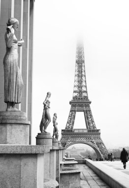 ön planda heykeli altın Eyfel Kulesi Paris, Fransa.