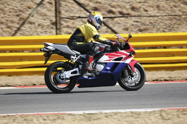 Superbike de alta velocidade no circuito — Fotografia de Stock