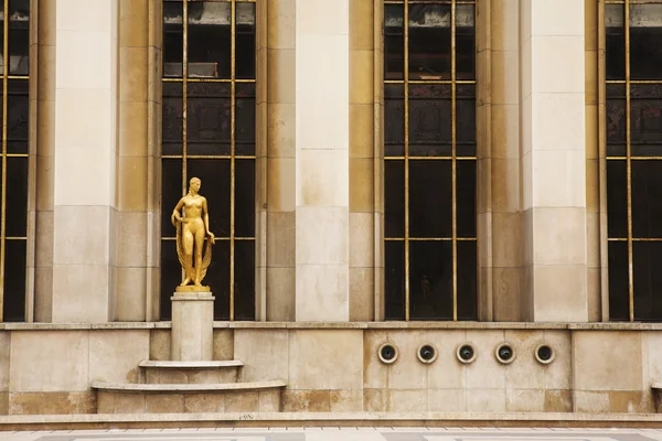 En gammal byggnad med gyllene statyer i paris, Frankrike. — Stockfoto