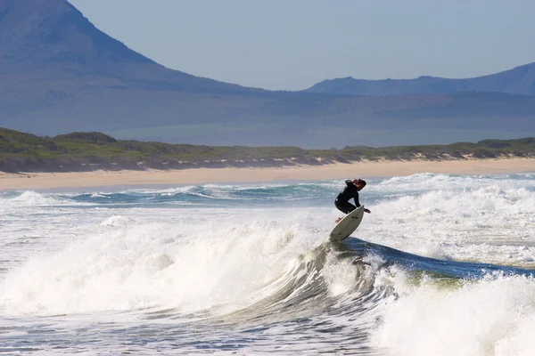 Okänd surfare på kleinmond beach - Sydafrika — Stockfoto