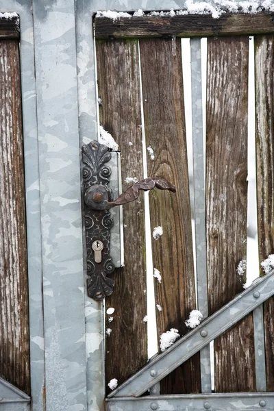 Poort en handvat, bedekt met sneeuw. — Stockfoto