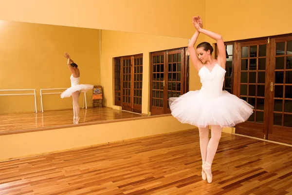 Ballerina in studio, classic ballet pose — Stock Photo, Image