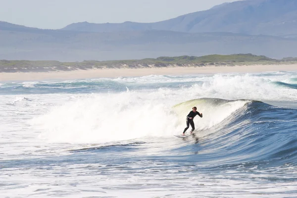 Okänd surfare på kleinmond beach - Sydafrika — Stockfoto