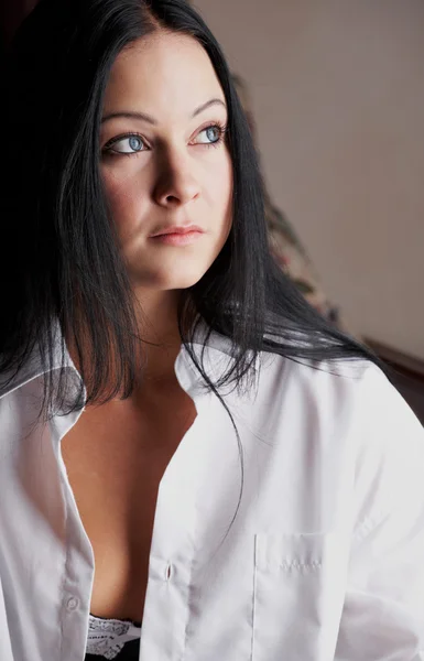 Unga vuxna kaukasiska bär bara en vit skjorta — Stockfoto