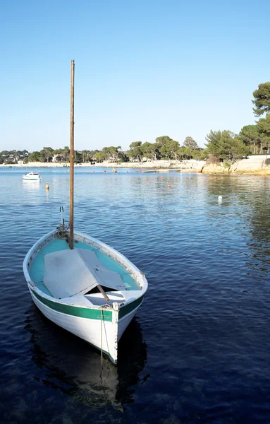 A small boat floating in Antibes, France — Stock Photo, Image