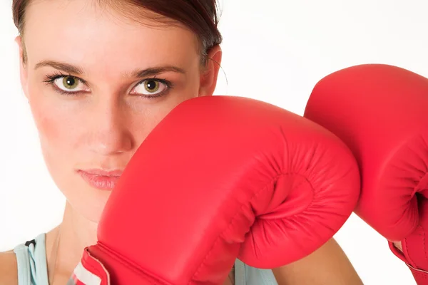 Sexy joven adulto mujer caucásica en un desgaste de entrenamiento con guantes de boxeo — Foto de Stock