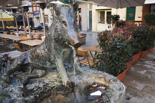 Staty och fontän i aix-en-provence, Frankrike. — Stockfoto