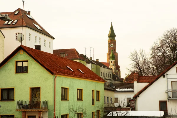 Basilique Saint-Jacob surplombant la ville de Straubing — Photo