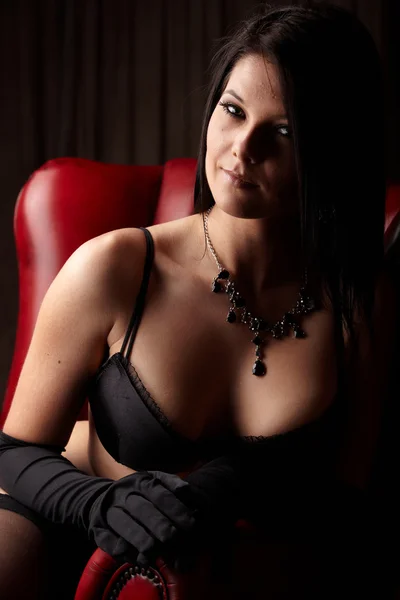 Sexy joven adulto caucásico mujer en negro lencería sentado — Foto de Stock