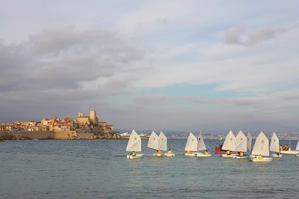 Segelbåtar i hamnen Cote Rivieran — Stockfoto