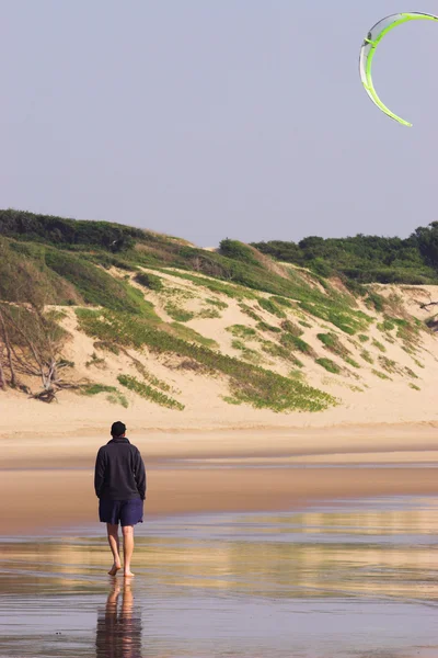 Man die over het strand loopt — Stockfoto