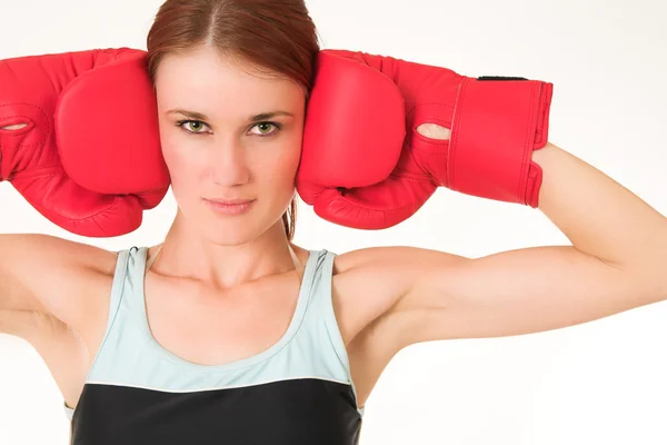 Sexy jeune adulte femme blanche dans une tenue d'entraînement avec des gants de boxe — Photo