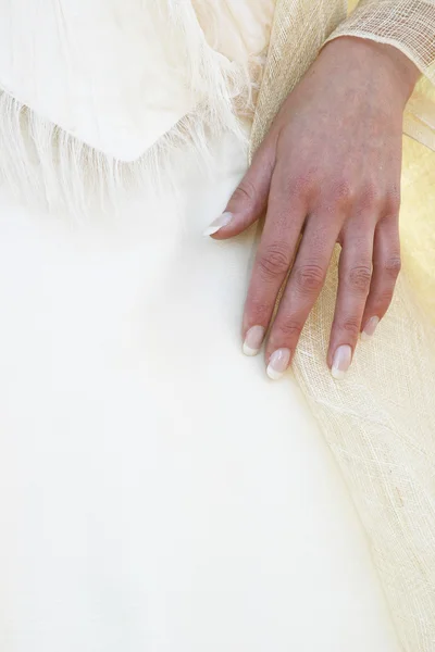 Рука на свадебное платье — стоковое фото