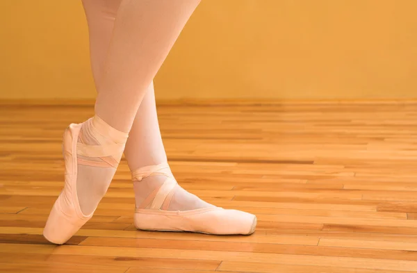 Mujer señalando con zapatillas de ballet . —  Fotos de Stock