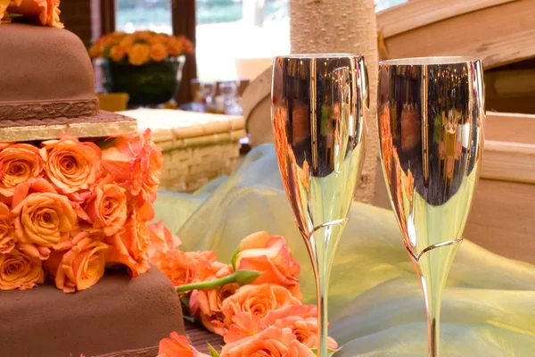 Şampanya bardağı ve düğün pastası — Stok fotoğraf
