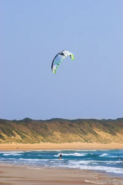 En person som kitesurfing i sudwana. — Stockfoto