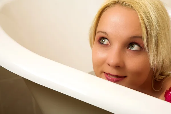 Голая женщина в ванной . — стоковое фото
