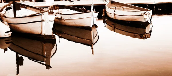 Un yate flotando en Antibes, Francia —  Fotos de Stock