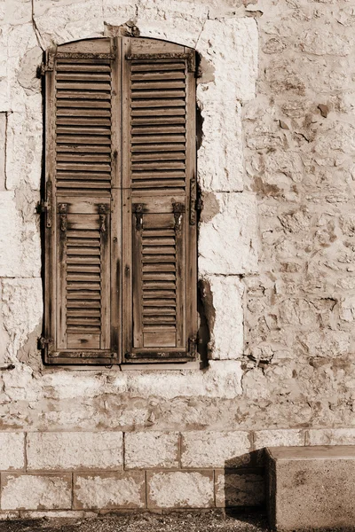 Volets de fenêtre et un vieux bâtiment à Antibes, France . — Photo