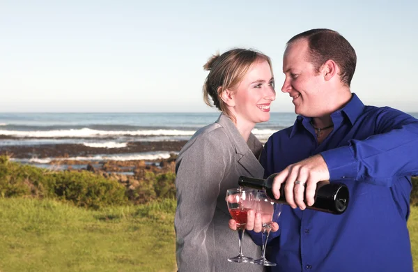 Liefdevolle jonge volwassen paar drinken van wijn — Stockfoto