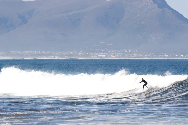 Surfista desconocido en la playa Kleinmond - Sudáfrica —  Fotos de Stock
