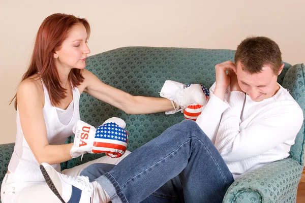 Kvinnan träffa sin pojkvän med boxhandskar — Stockfoto