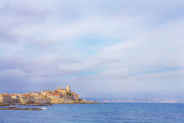 En stad med utsikt över havet i antibes, Frankrike — Stockfoto