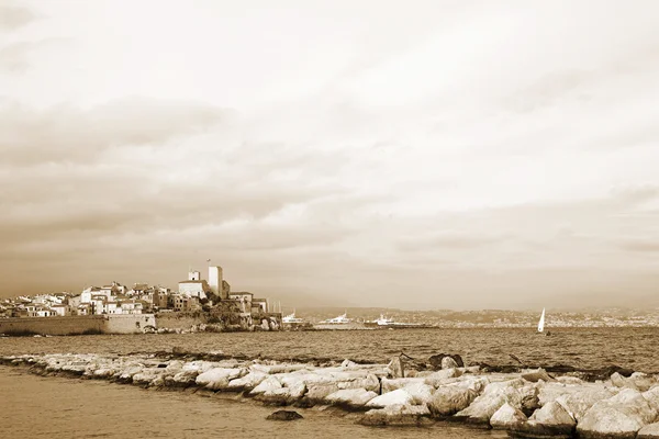 Una ciudad con vistas al mar en Antibes, Francia — Foto de Stock