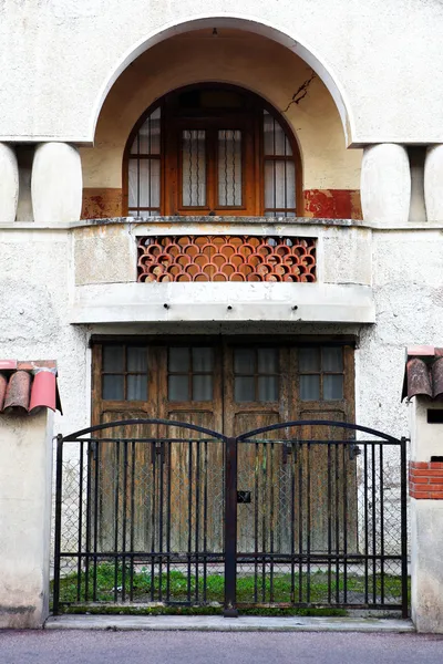 Gate and door of a building in Antibes, France. — Stock Photo, Image