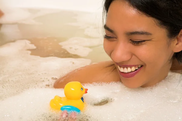 Nackte Frau in einer Badewanne — Stockfoto