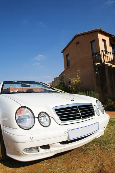 Coche de boda convertible blanco con cinta arriba hacia abajo —  Fotos de Stock