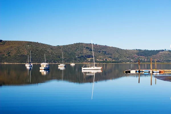 Båtar i hamnen i knysna, south africa — Stockfoto