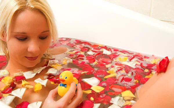 Nackte Frau in einer Badewanne — Stockfoto