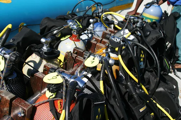 Gestapelde scuba-uitrusting — Stockfoto